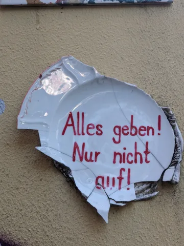 Streetart Teller mit Spruch Alles geben - nur nicht auf